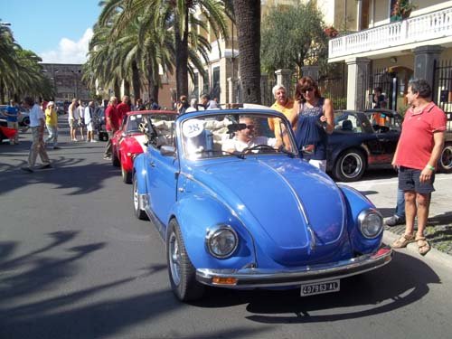 Vw. Maggiolone Cabrio in partenza a pietra Ligure